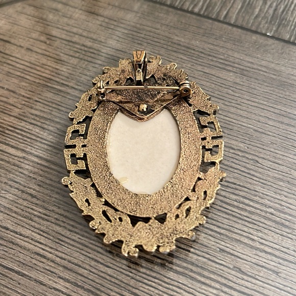 Vintage Hand Painted Ceramic Floral Cameo in a Antique Gold-tone Frame - Picture 4 of 16